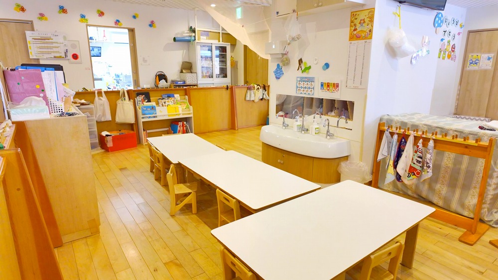 仕切りのない開放感のある保育室